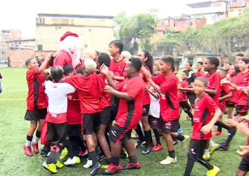 Fantasiado de Papai Noel, o zagueiro recebeu muitos abraços quando chegou no local