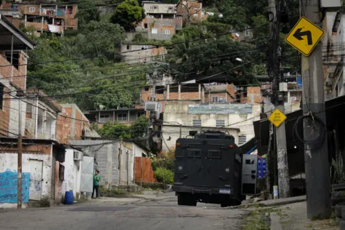 Blindado
percorre vias do interior da comunidade