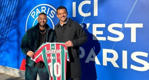 Fred presenteou Neymar com uma camisa do Fluminense em visita ao PSG