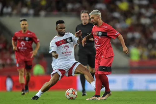 Arrascaeta aplica caneta em Carlos Alberto no Jogo das Estrelas