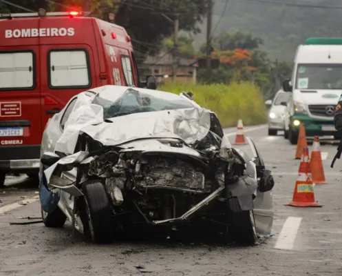 O carro ficou destruído com o impacto da batida