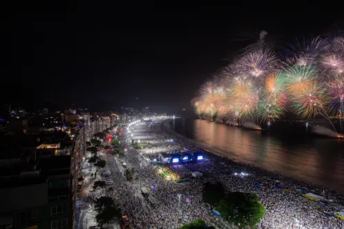 No céu de Copacabana, um espetáculo de 12 minutos de fogos piro-musicados teve grafismos inéditos e muita tecnologia, com brilhos e muitas cores