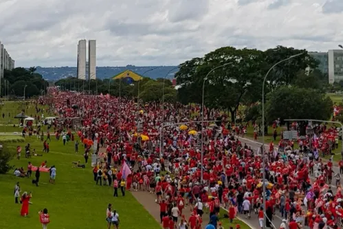 Público chega começa a encher Esplanada dos Ministérios