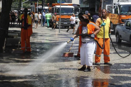 A operação de limpeza da praia começou às 6h de domingo (1º)