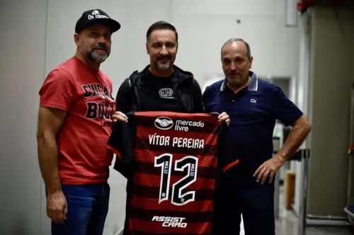 Vítor Pereira desembarcou no Rio na manhã desta segunda-feira (2)