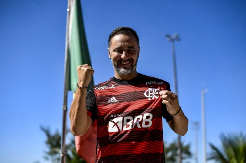 Vítor Pereira posa com a camisa do Flamengo