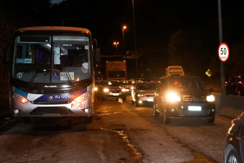 Ônibus quebrado provoca engarrafamento na subida da caixa d'água, no Fonseca