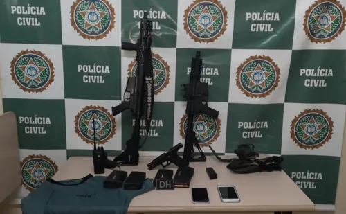 Junto do criminoso foram encontrados algumas armas