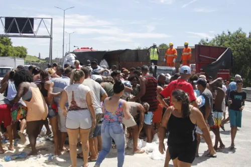 Moradores pegaram parte da carga que ficou na pista