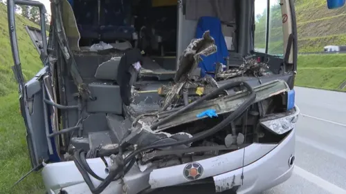 Ônibus teve a parte frontal destruída com o impacto da batida