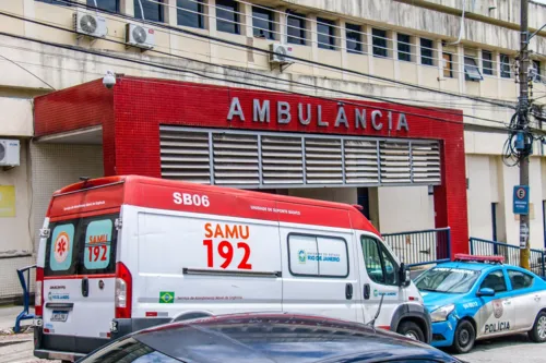 Jovem segue internada no hospital em estado grave