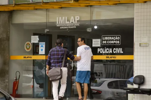 Parentes estiveram no IML do Centro do Rio para a liberação do corpo