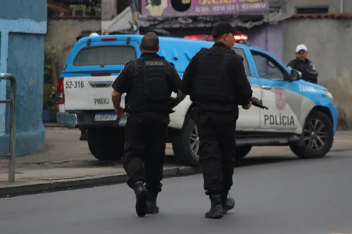 Policiais na frente da comunidade