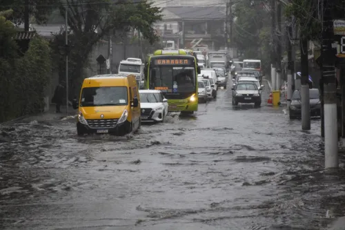 Rua costuma alagar sempre que chove