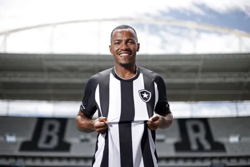 Marlon Freitas posa com a camisa do Botafogo