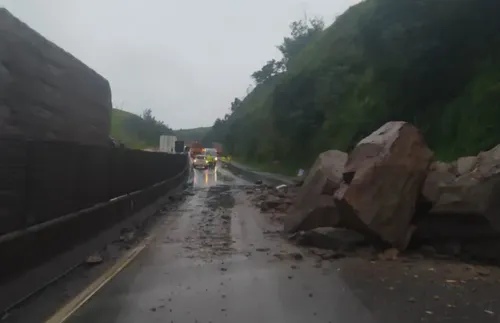 Pedras rolaram para a pista da Via Dutra