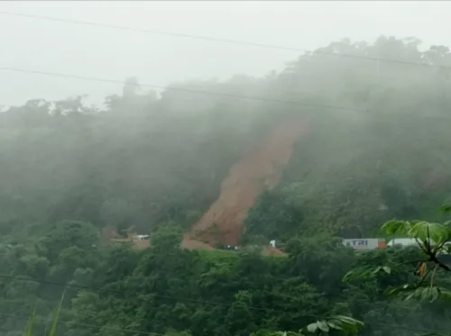 A ocorrência provoca engarrafamentos de cinco km no sentido Rio e de dois km no sentido SP