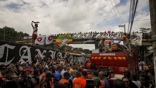 Torcida cantou e soltou fogos em homenagem ao jogador