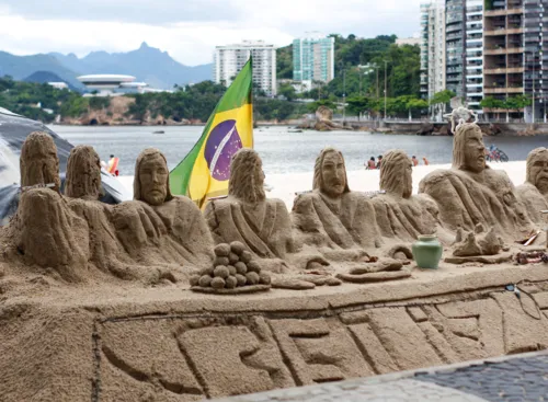 Escultura de areia na praia de Icaraí