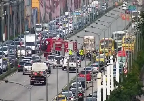 Trânsito ficou lento durante controle do fogo