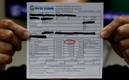 Contracheque de servente mostra piso de apenas R$ 884