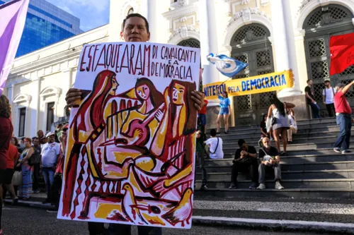 Manifestantes levaram cartazes, faixas e bandeiras