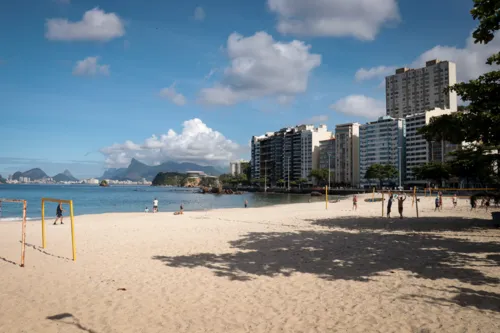 A Praia de Icaraí, em Niterói, está liberada ao banho, com exceção de  único trecho