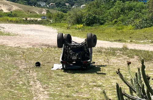 Carro foi encontrado capotado