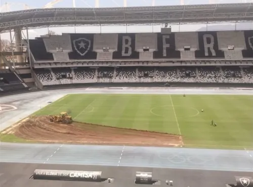 Obra no gramado no estádio Nilton Santos