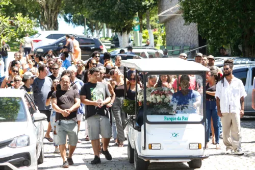 Parentes e amigos deram o último adeus a jovem em São Gonçalo