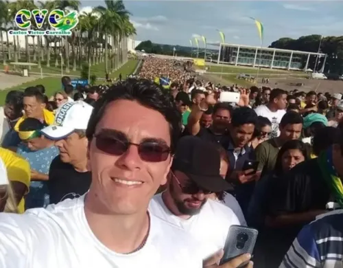 Carlos postou foto em meio a multidão em Brasília