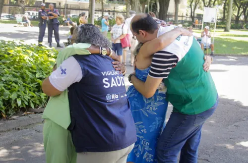 Reencontro foi selado com um abraço, dois anos depois do gesto ficar marcado pelo contágio da doença