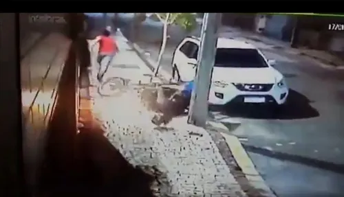 Homem se livrou ao dar uma voadora nos bandidos