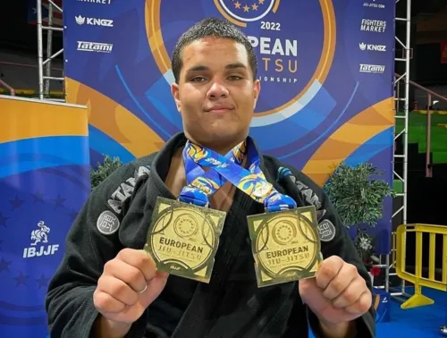 João Victor exibe com orgulho suas medalhas