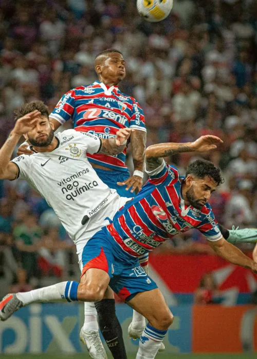 Jogador se chocou com atacante do Corinthians aos 21 minutos do segundo tempo