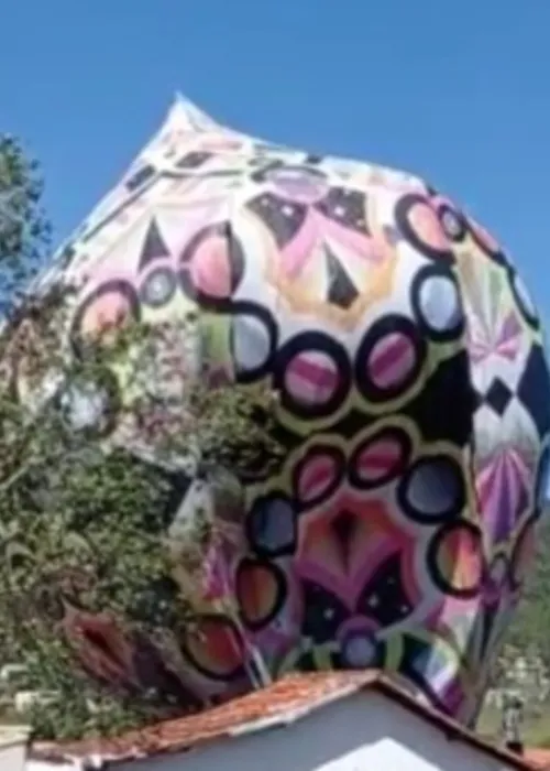 Balão levava uma bandeira