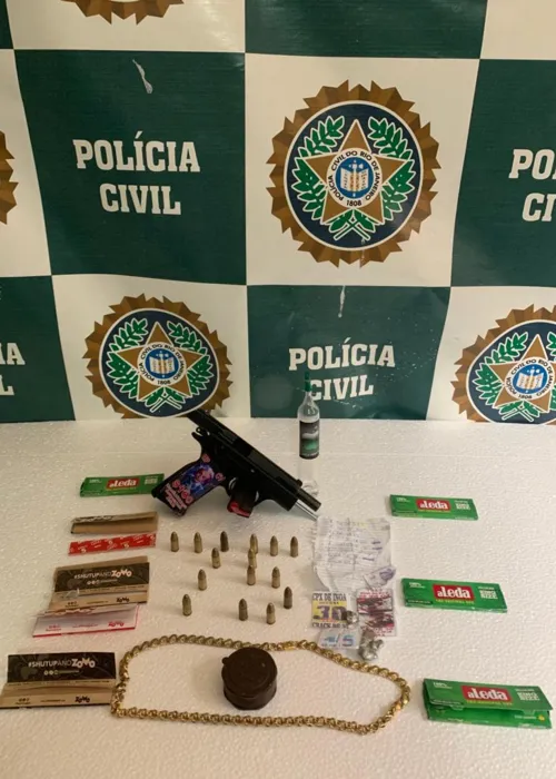 Uma pistola  calibre 9 mm foi apreendida