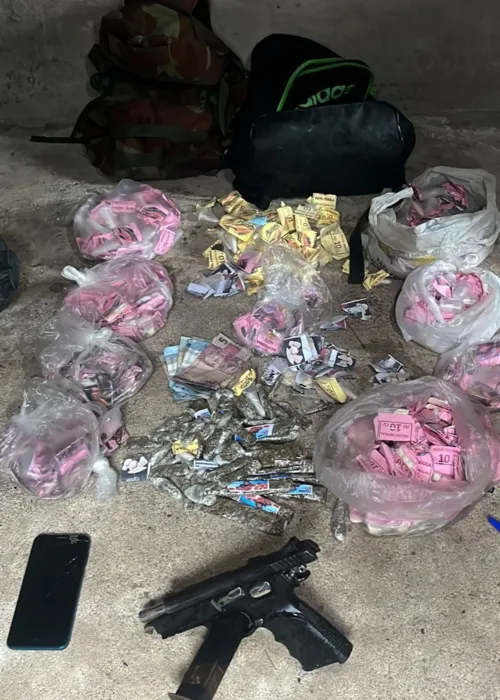 Foram encontrados 440 pinos de cocaína, 190 pedras de crack, 59 pinos de maconha, uma pistola, um celular e R$ 50 em espécie