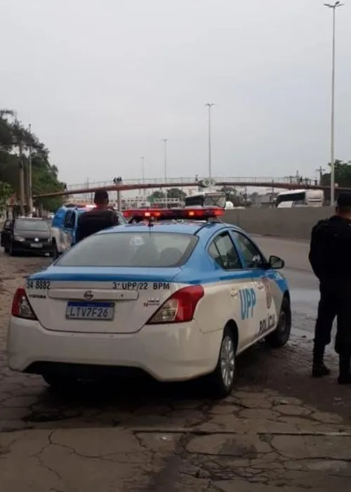 Policiais militares durante atuação em ponto estratégico da Avenida Brasil