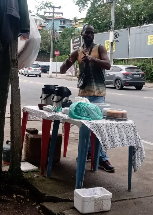 Haroldo vende bolo e café, todos os dias, em um ponto de ônibus da região