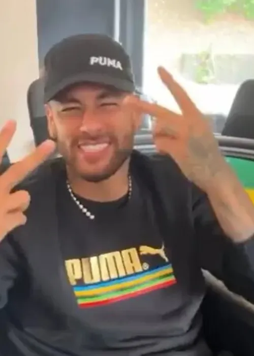 Neymar faz o número 22 com as mãos em alusão ao presidente Jair Bolsonaro