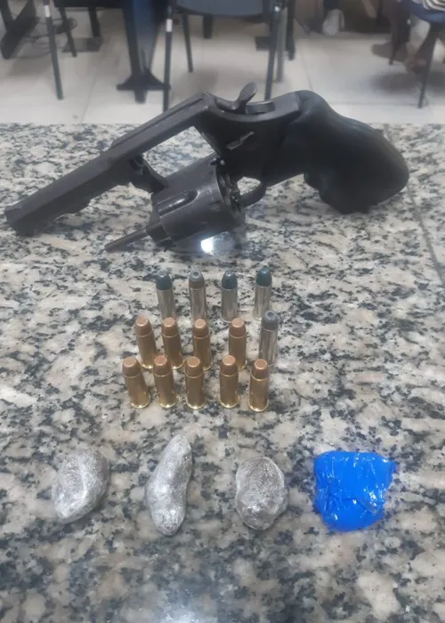 Uma arma e 14 munições foram apreendidas.