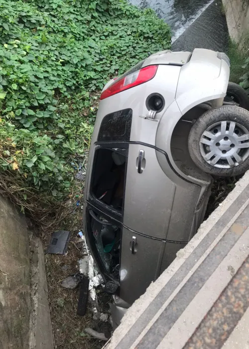 Veículo caiu de frente para o canal. Ambos morreram na hora