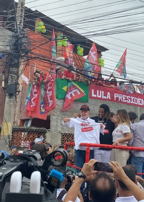 Lula durante caminhada com aliados e moradores do Complexo do Alemão