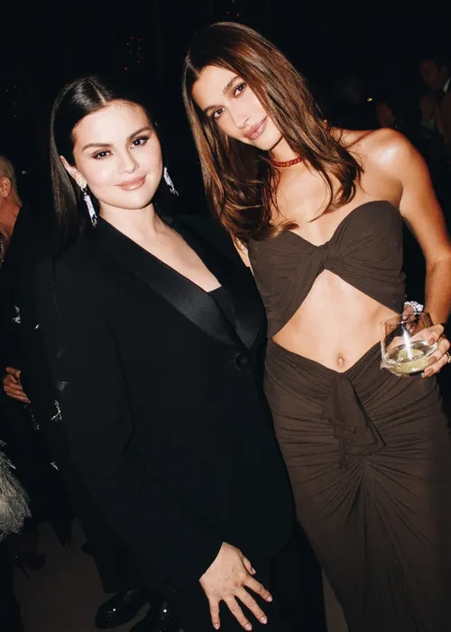 Selena Gomez, de 30 de anos e Hailey Bieber, de 25 anos