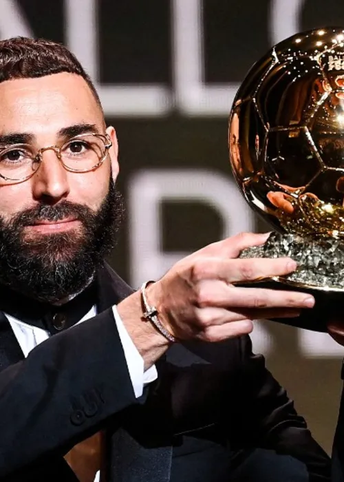 Karim Benzema posa com a Bola de Ouro