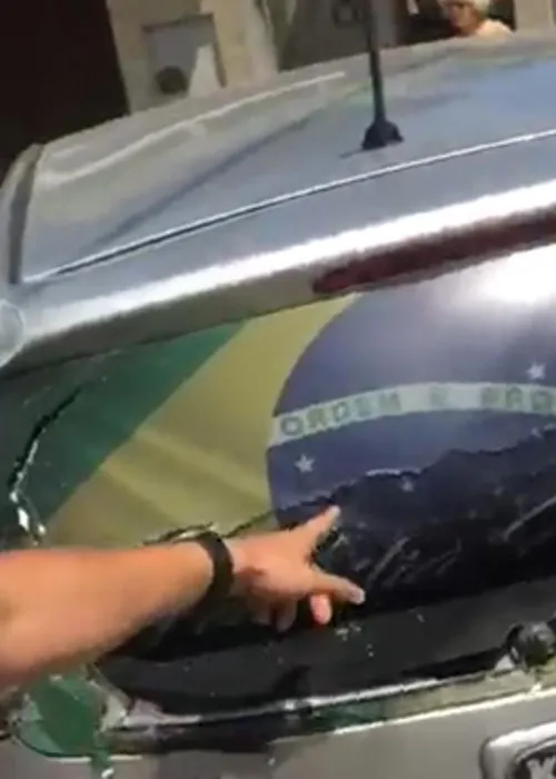 Carro da vítima possuia adesivo da bandeira do Brasil