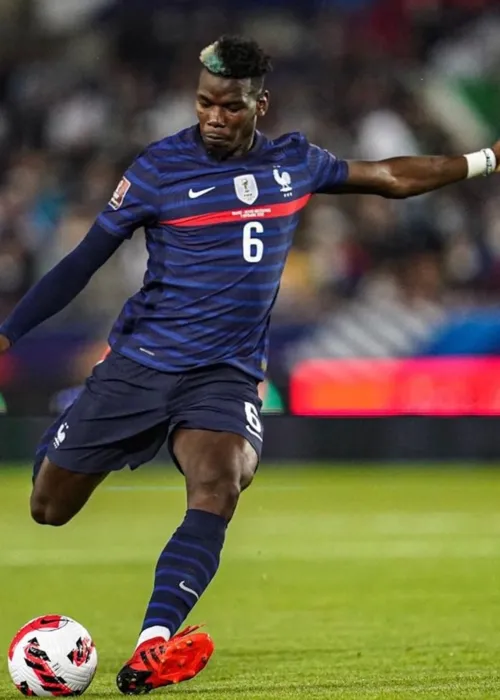 Pogba em partida com a seleção da França