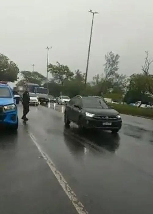 Manifestantes bloquearam um trecho da Avenida Brasil na tarde desta terça-feira (1º)