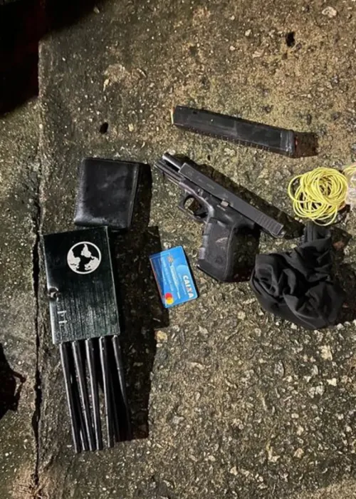 A PM apreendeu uma pistola 9 mm, 24 munições, um carregador alongado e um bloqueador de sinal